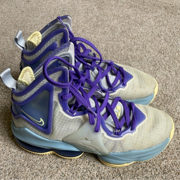 Nike - Unisex 2022 LeBron 19 GS 'Easter' High Top Sneaker - Sz 4 Y- Multi Color - Picture 3 of 11